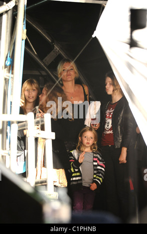 Kate Moss watches Lily Allen d'effectuer au cours de la série Somerset House avec sa fille Lila Grace - Londres, Angleterre Banque D'Images