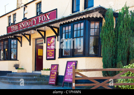 Pub urbain typique ou inn dans la ville anglaise de provinciaux à Warminster Wiltshire, Angleterre, Royaume-Uni Banque D'Images