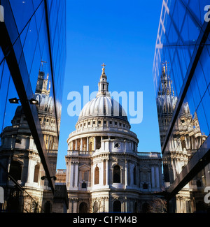 Une vue de la Cathédrale St Paul et la réflexion de l'édifice, sur des murs de verre d'un nouveau centre commercial en centre de Londres Angleterre Royaume-uni KATHY DEWITT Banque D'Images