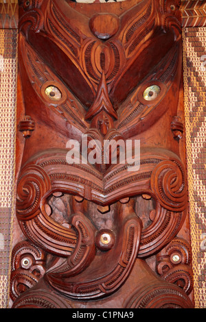 Panneau sculpté à Arawa Maori style, Te Whare Runanga, Maori Meeting House, Waitangi, Bay of Islands, Northland, Nouvelle-Zélande Banque D'Images