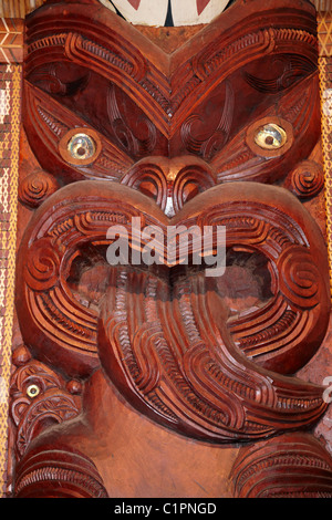 Panneau sculpté à Arawa Maori style, Te Whare Runanga, Maori Meeting House, Waitangi, Bay of Islands, Northland, Nouvelle-Zélande Banque D'Images