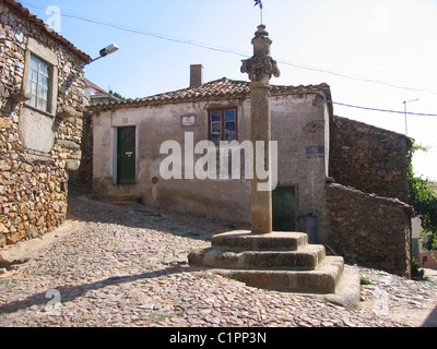 Le Portugal. Une petite place sur une colline de Penha Garcia, près de Libson. Banque D'Images