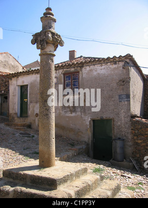 Le Portugal. Une colonne se dresse sur une petite place construite sur une colline, Penha Garcia. Banque D'Images