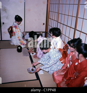 Photo par J Allan Paiement à partir de 1970 du groupe de Japonais femme agenouillée dans une maison de thé, Tokyo, Japon. Banque D'Images