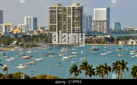 Vues des toits de Miami en Floride et de navires de croisière au départ du port Banque D'Images