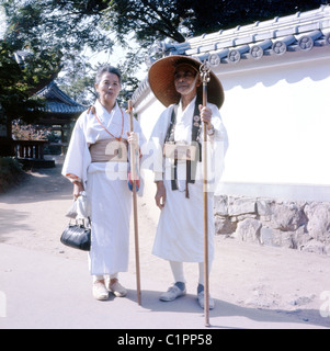 Photo de 1970 par J Allan Paiement de deux guides touristiques japonais en costumes spéciaux. Banque D'Images