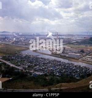 Photo de 1970 par J Allan l'argent comptant. Vue aérienne d'installations industrielles, de la rivière et le logement urbain, au Japon. Banque D'Images