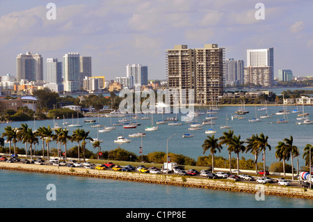 Vues de Miami Floride skyline Macarthur Causeway et le port de navires de croisière au départ Banque D'Images