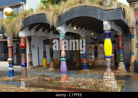 Hundertwasser célèbre wc, Kawakawa, Bay of Islands, Northland, North Island, New Zealand Banque D'Images