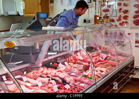 Les bouchers de l'intérieur de magasin dans la ville anglaise de provinciaux à Warminster Wiltshire, Angleterre, Royaume-Uni Banque D'Images