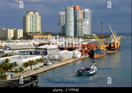 Car-ferry transports automobiles de Fisher Island à Miami en Floride Banque D'Images