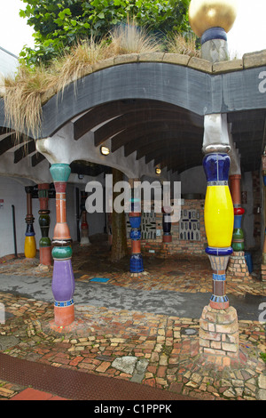 Hundertwasser célèbre wc, Kawakawa, Bay of Islands, Northland, North Island, New Zealand Banque D'Images