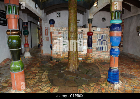 Hundertwasser célèbre wc, Kawakawa, Bay of Islands, Northland, North Island, New Zealand Banque D'Images