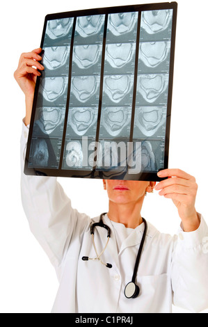 Médecin qui examine un x-ray NMR Banque D'Images