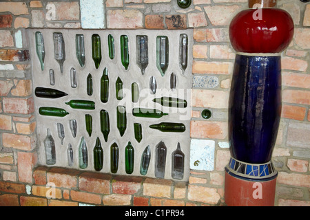 Mur de bouteille, de toilettes, Hundertwasser Kawakawa, Bay of Islands, Northland, North Island, New Zealand Banque D'Images