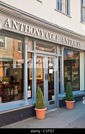 L'extérieur du magasin d'antiquités dans la ville anglaise de provinciaux à Warminster Wiltshire, Angleterre, Royaume-Uni Banque D'Images