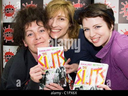 Viv Albertine et Tessa Pollitt de 'The Slits' inscrivez-vous auteur Zoe Street Howe pour signer des exemplaires de son nouveau livre 'Rue filles typiques Banque D'Images