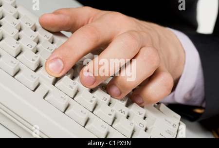 Droit des doigts sur les touches du clavier pendant le travail à l'ordinateur Banque D'Images