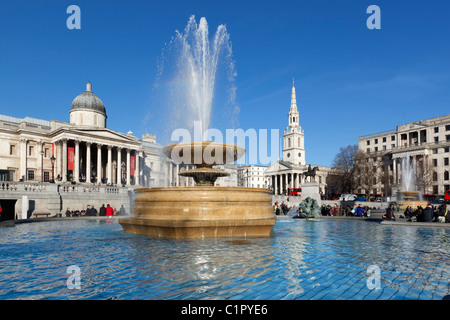 Trafalgar Square avec la National Gallery et St Martin dans l'église de champs Banque D'Images