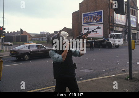 Royal Ulster Constabulary (RUC officier policier vise tire sur une Belfast rajustage dispositif les troubles des années 1980. HOMER SYKES Banque D'Images