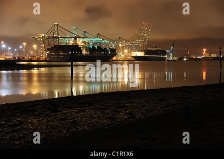 Port à conteneurs commerciaux Southampton par nuit. Banque D'Images