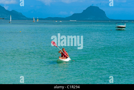 Kayak à l'avant de la pirogue hotel à Belle Mare sur la côte ouest de l'Ile Maurice Banque D'Images