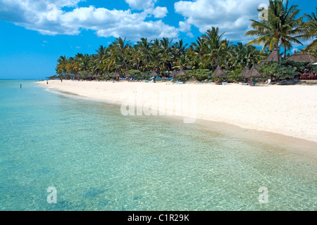 Plage en face de l'hôtel La pirogue à Belle Mare sur la côte ouest de l'Ile Maurice Banque D'Images