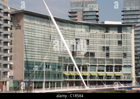 Le Lowry Hotel 5 étoiles.En premier plan est de Santiago Calatrava Trinity Pont sur la rivière Irwell reliant Manchester à Salford. Banque D'Images