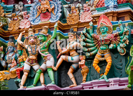 Détail des figures de la mythologie hindoue sur Sri temple de Minakshi à Madurai Banque D'Images