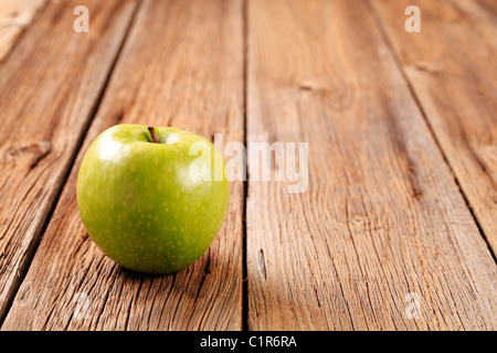 Pomme verte Granny Smith sur table en bois Banque D'Images