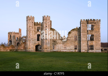 Les ruines de Cowdray Maison dans parc Cowdray, Midhurst, West Sussex, Angleterre Banque D'Images