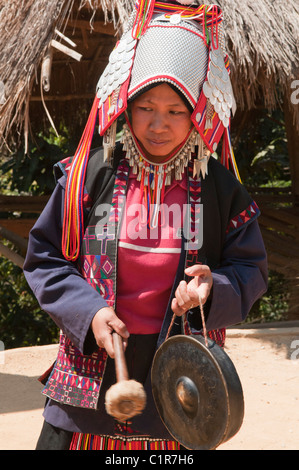 Femme Akha effectuant une danse de bienvenue dans son village près de Chiang Rai, Thaïlande Banque D'Images