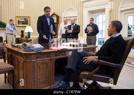 Le président Barack Obama est informé par Puneet Talwar, directeur principal pour l'Iraq, l'Iran et les États du Golfe, dans le bureau ovale. Banque D'Images