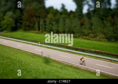 Cycliste près de Rastatt Baden Württemberg Allemagne Banque D'Images