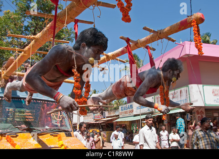 Les dévots tamouls suspendu par les hameçons de Thaipusam Festival à Muruga ou Murugan (dieu hindou de la guerre) Temple Banque D'Images