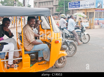 Tuk Tuk et les motos sur la rue Madurai Banque D'Images