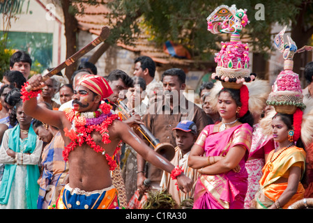 Au cours du spectacle coloré Pongal Festival, une ancienne fête des récoltes, dans le village d'Alanganallur au Tamil Nadu, Inde. Banque D'Images