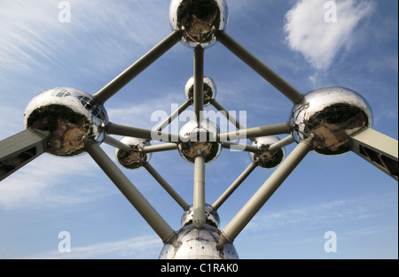 Bâtiment de l'Atomium, symbole de Bruxelles, sur une belle journée ensoleillée Banque D'Images