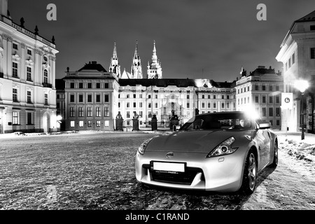 Nissan 370z devant le château de Prague Banque D'Images