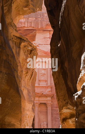 L'affichage classique à travers le siq de Pétra, le Conseil du Trésor dans l'UNESCO World Heritage Site en Jordanie Banque D'Images