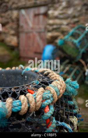 Des casiers à homard sur le quai de Hope Cove sur la côte sud du Devon UK Banque D'Images