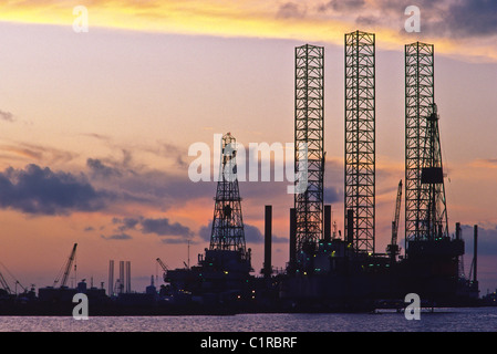 Plates-formes pétrolières offshore de ralenti en cours d'entretien avant utilisation dans Sabine Pass, Texas, États-Unis Banque D'Images