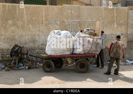 Zabaleen collecteurs de déchets sur leurs ânes au Caire Egypte Banque D'Images