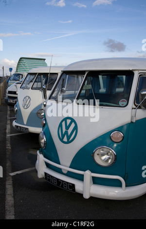 VW Camper Van, vu à petite réunion le front de Southport Banque D'Images