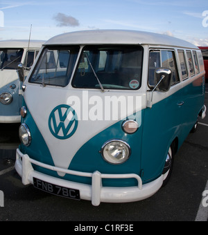 VW Camper Van, vu à petite réunion le front de Southport Banque D'Images