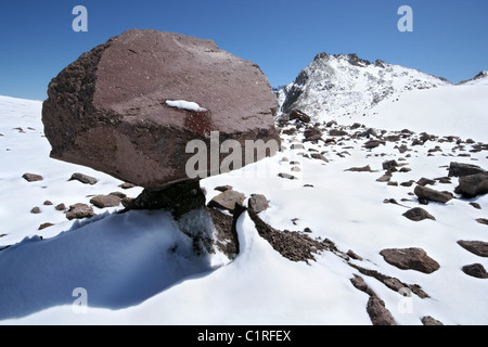 D'énormes blocs de pierre comme dans les montagnes de neige de champignons. Montagnes du Caucase. L'elbrous. La Kabardino-balkarie. La Russie. Banque D'Images