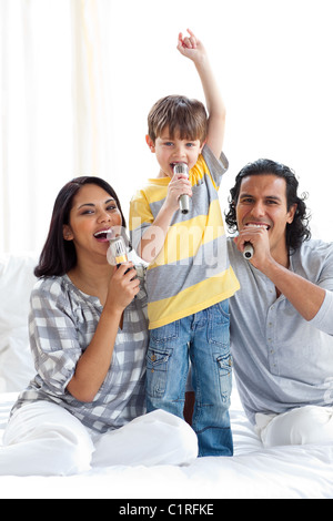 Famille avec microphones de chant animé Banque D'Images