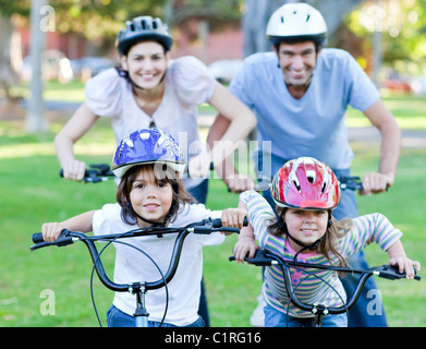 Happy Family riding a bike Banque D'Images