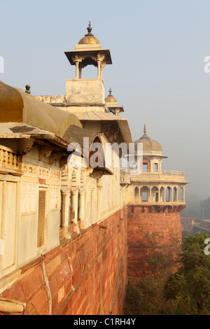 Les murs massifs de Fort Rouge, Agra, Inde Banque D'Images