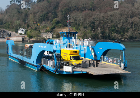 La ' ' Harry King ferry traversant la rivière Fal près de Trelissick gardens à Cornwall, UK Banque D'Images